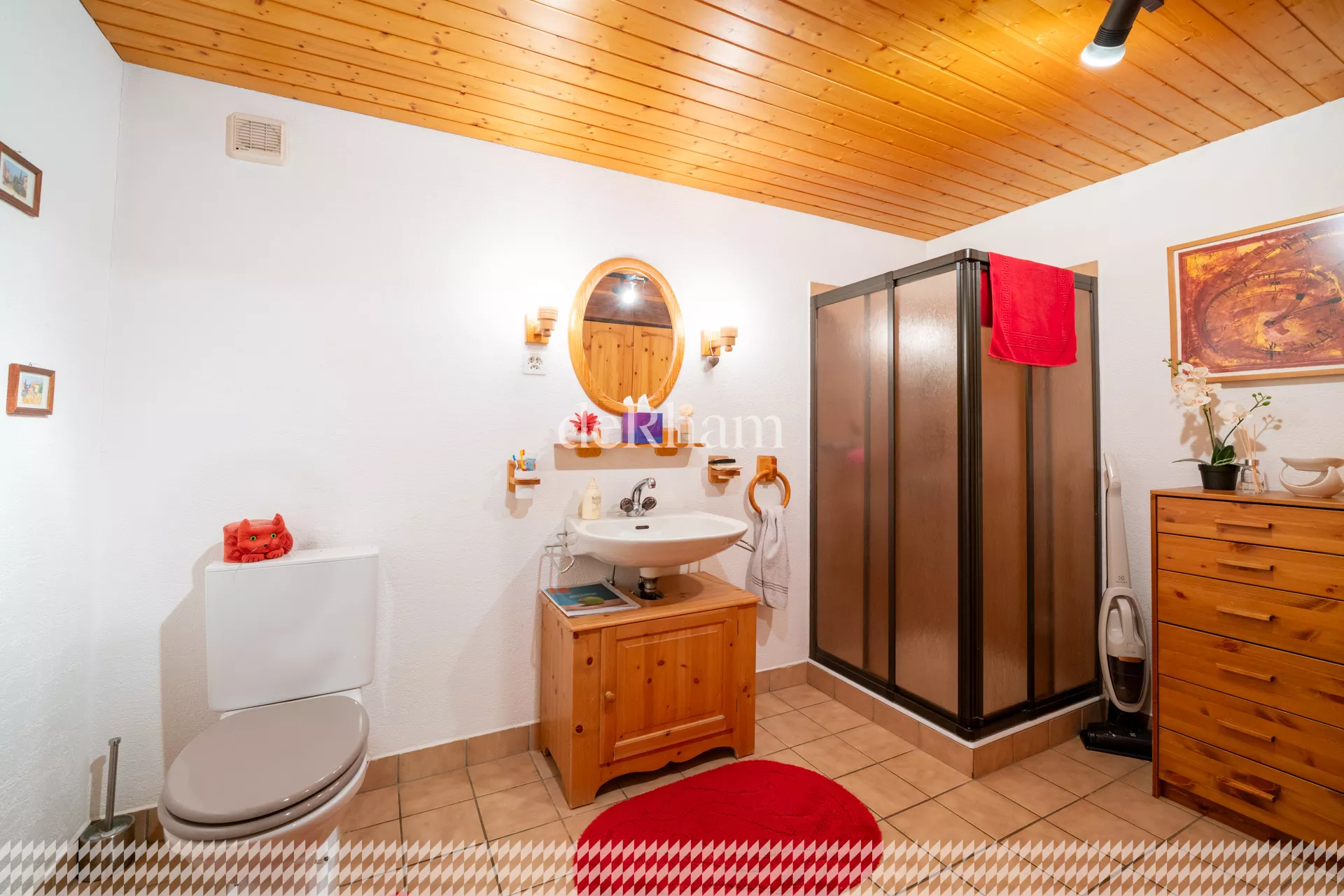 Salle de bain du rez de la dépendance louée