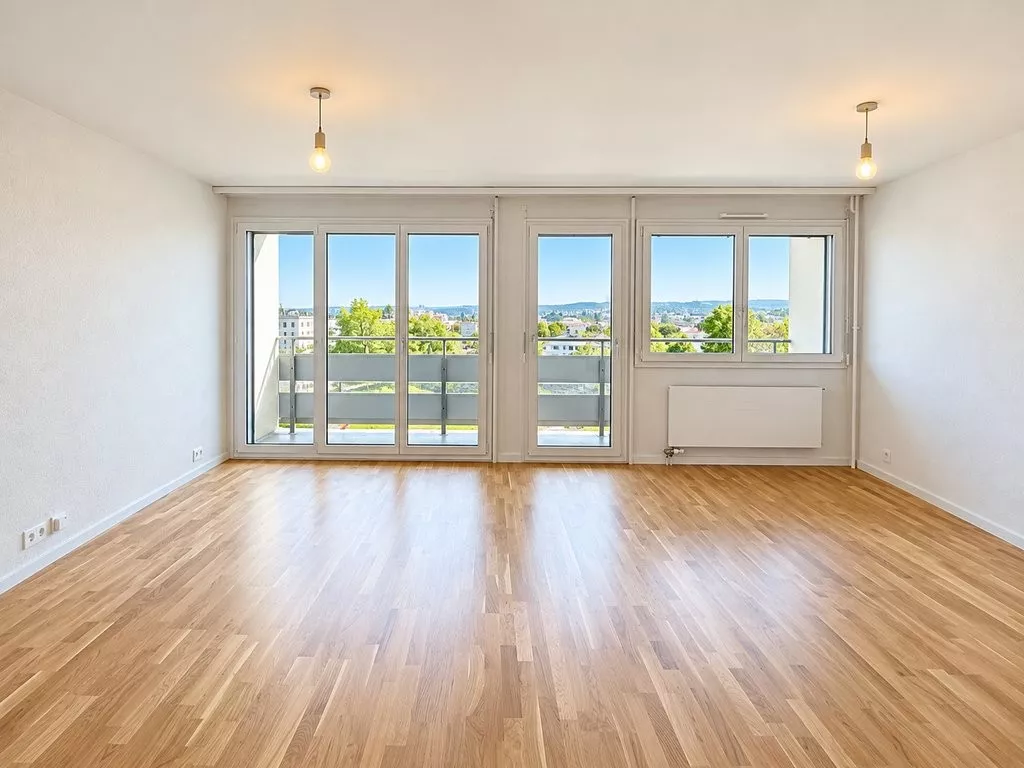 Salon_moderne_vide_et_lumineux.png