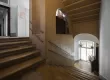 La cage d'escalier en pierres anciennes