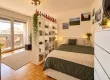 Chambre_scandinave_avec_balcon_et_plantes.png