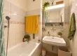 Salle_de_bain_chaleureuse_et_organisee.png