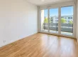 Interieur_moderne_avec_vue_sur_balcon.png