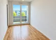 Chambre_lumineuse_avec_vue_urbaine.png
