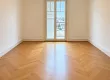 Salon_minimaliste_avec_vue_urbaine.png