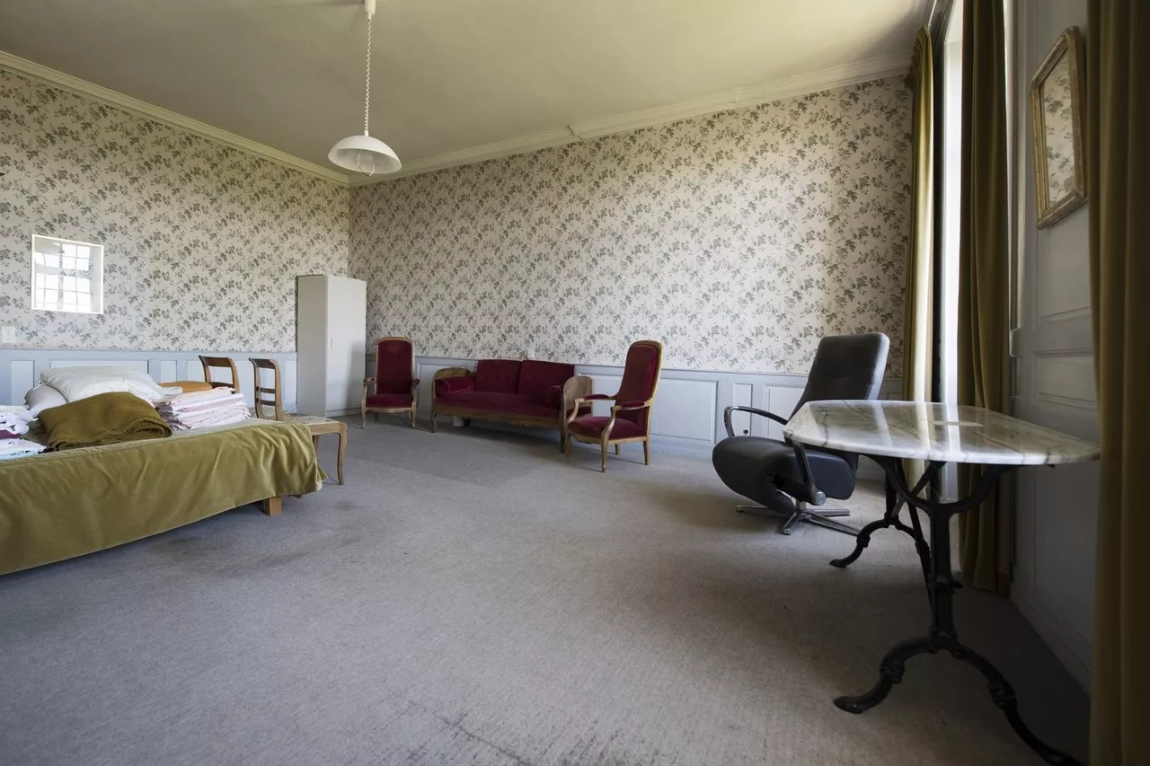 Chambre d'env. 32 m2 au 1er étage