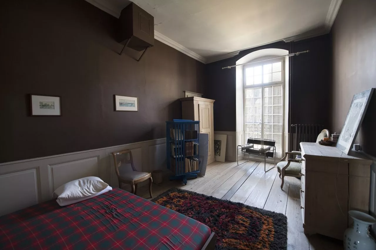 Chambre d'env. 15 m2 au 1er étage côté cour