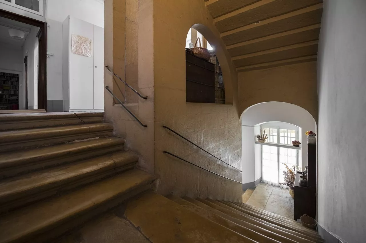 La cage d'escalier en pierres anciennes
