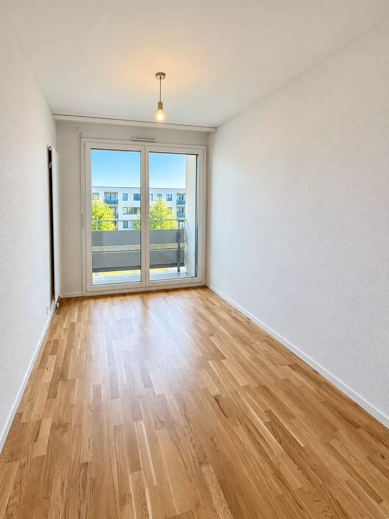 Chambre_lumineuse_avec_vue_urbaine.png