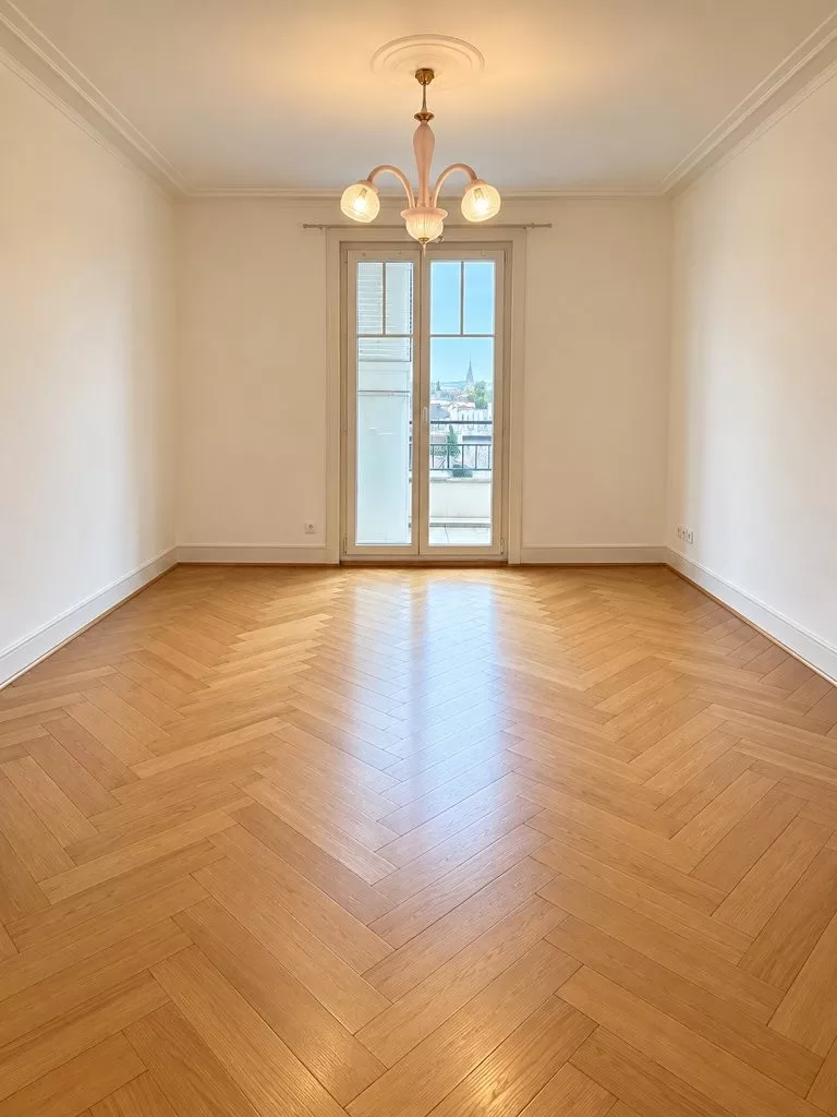Salon_minimaliste_avec_vue_urbaine.png