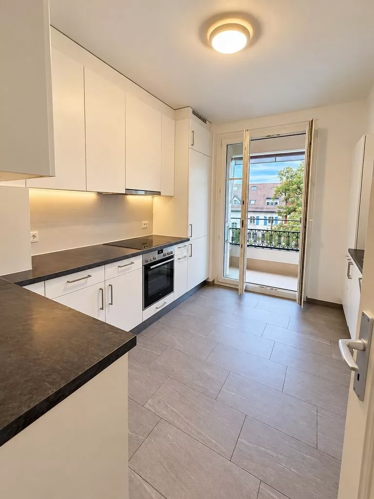 Cuisine_moderne_avec_vue_sur_balcon.png