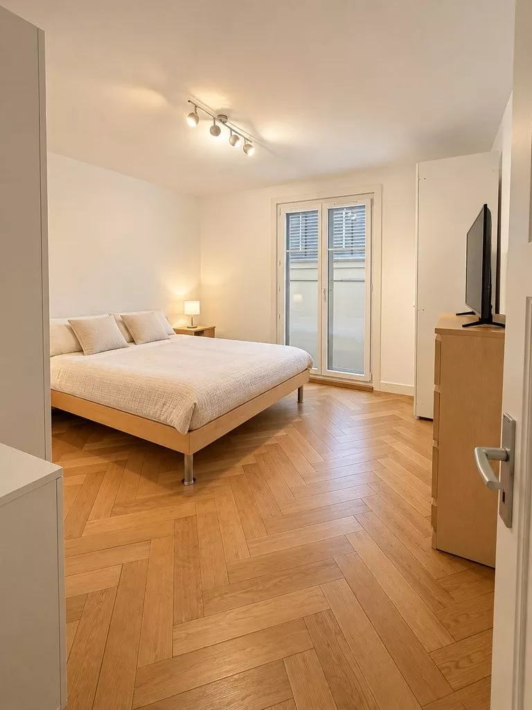 Chambre_moderne_aux_tons_chaleureux.png