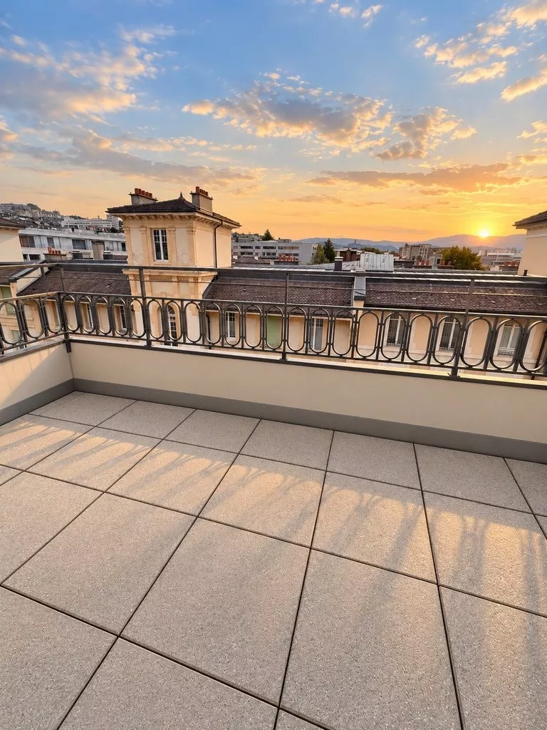Terrasse_urbaine_au_coucher_du_soleil.png